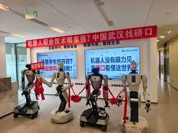 新职业来了！给机器人当老师？