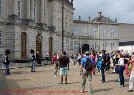 Hamlets geist weht noch immer durch die gänge von kronborg, und jeden sommer können sie auf einer freiluftbühne im innenhof hamlet scene erleben. 90 Bilder Aus Kopenhagen Danemark Schloss Amalienborg Wachwechsel Zuschauer Https Www Reiseberichte Bilder De Index Html Www Reiseberichte Bilder De A A Target Blank Href Https Www Nach Gedacht Net Font Color Ffcc99 Www Nach