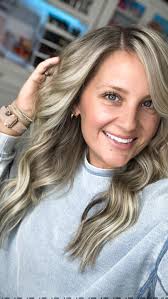 😍Kelli’s transformation was such a special one we did a full look for her  anniversary and brought her dream hair to life with 2 light rows of 20”  @kacey_welch petite silk wefts in “London Calling.” ...