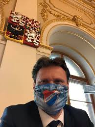 Přítomní poslanci zvolili do čela poslanecké sněmovny radka vondráčka, jediného kandidáta na tuto funkci, kterého navrhlo hnutí ano. Radek Vondracek On Twitter Nouzovy Stav Byl Po Nekolikahodinovem Jednani Snemovna Prodlouzen Do 30 Dubna Je To Kompromis Ktery Umozni Efektivne Chranit Zdravi A Zivoty Nas Vsech Pred Naporem Koronaviru Https T Co Mrqxjawsmk