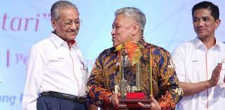 Chef wan is the second generation federal land development authority (felda) settler who was born and raised in a poor family at sungai koyan felda, lipis, pahang. Chef Wan Receives Ikon Anak Felda Award Nsttv