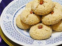 La ghribia (ghribiya, ghoriba ou montécaos) à la noix de coco que je vous propose aujourd'hui est un gâteau algérien très prisé et indétrônable que les elle se conserve longtemps comme la plupart des gâteaux secs, à déguster avec un thé ou un café. Recettes De Gateaux De L Aid