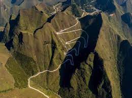 Serpentea por el himalaya conectando china con pakistán; China Hogar De Las Carreteras Mas Peligrosas Del Mundo Ha Logrado Comunicar El Ultimo Pueblo Aislado En Las Montanas