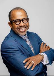 Senior leaders guiding influential figures in the Bible