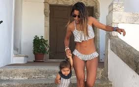 She has been married to alexandre esteves de oliveira since august 27, 2011. Carolina Patrocinio Recupera O Verao Com A Ajuda Da Filha Movenoticias