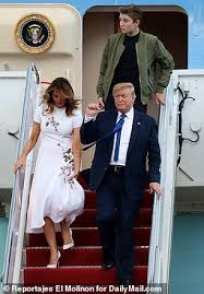 His father is reportedly 6 feet 3 inches or 2 inches, while his mother is around 5 feet 11 inches. 9 Barron Trump Ideen Trump Melania First Ladies Handy Hintergrund