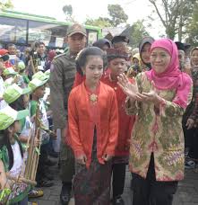 Info menarik motif batik modern. Khofifah Mengaku Batikholic Kanalsatu Com