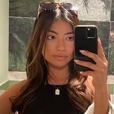 Alessandra Gonzalez (@alessgonalez)