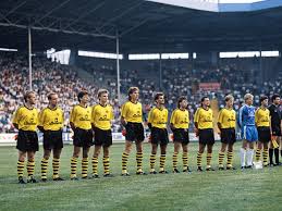 Vom weltpokal über die champions league, den europapokal der pokalsieger, acht meisterschaften bis hin zu vier pokalsiegen. Bvb Auf Dem Betzenberg 11freunde Bilderwelt