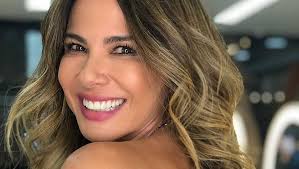 In 2006, and she has become the host on two of the shows for the network. Luciana Gimenez Celebra Aniversario De 51 Anos Na Bahia Jornal Correio
