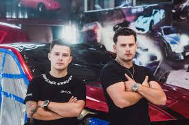Przyjrzymy się, jak poddają transformacji zwyczajne samochody w. Odjazdowe Bryki Braci Collins Program Tvn Turbo