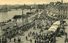 Plombières is a walloon municipality located in the belgian province of liège. Historische Bilder Foto Historische Ansicht Vom Maasufer In Luttich Liege Binnenschiffe Liegen Am Kai Am Ufer Findet Ein Markt Statt