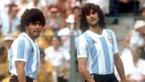 Kempes led argentina to their first ever world cup title in 1978 where he also picked up the golden boot. Kempes Su Maradona Diego Mai Protetto Non Aveva Veri Amici La Gazzetta Dello Sport