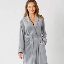 Une robe de chambre à fermeture zippée, poches côté, broderie poitrine. Robe De Chambre Polaire Francoise Saget