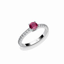 Traditionnellement dans le commerce, le prix moyen d'un solitaire classique en. Bague De Fiancailles Quel Modele Choisir