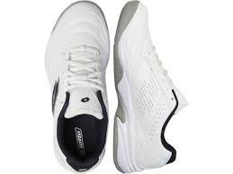 Wichtig ist aber, dass die sohle abriebfest ist und guten grip liefert. Lotto Herren Tennis Hallenschuhe Court Logo Viii Si Online Kaufen Bei Intersport