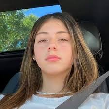 Anna Lorenzo (@truenorth.babe)