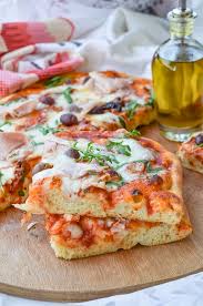 Stendetela sempre tra i due fogli allo stesso spessore e mettetela in frigo ben stesa per 1 ora. Pizza In Teglia Con Lievito Di Birra E Maturazione In Frigo Di 20 Ore