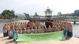 Di brunei sesuai dengan kedudukan agama islam sebagai agama resmi,maka pendidikan islam pun memegang peranan yang amat penting. Perluas Wawasan Mahasiswi Fakultas Tarbiyah Adakan Studi Kependidikan Di Brunei Darussalam Universitas Darussalam Gontor