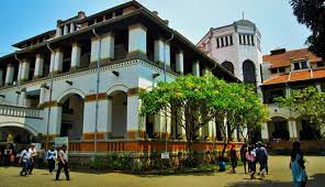 Kali ini saya akan sedikit membahas sesuatu hal yang memiliki nilai keindahan. 7 Hal Yang Sering Terlewatkan Ketika Mengunjungi Lawang Sewu Di Semarang