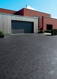 Pin By Melanie Hofer On Landscaping In 2021 Modern Driveway Minimalist Garden Clinker