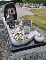 A l'origine uniforme, elle a pris des formes et des couleurs afin de répondre à la la pierre tombale mentionne l'identité de la personne inhumée, ses dates de naissance et de décès, accompagnées. Stonest Createur De Monuments Funeraires Sur Mesure