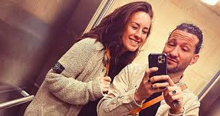 Simon de wit en zijn vrouw blijken in het huis van jaap en nel gewoond te hebben. Kraantje Pappie Deelt Geweldig Babynieuws Kek Mama
