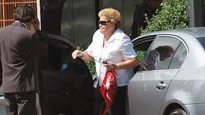 No se aceptan devoluciones recaudó dos millones de dólares en su primer día de estreno en estados unidos y cerró sorpresivamente en el cuarto lugar recaudando $7.8 millones de dólares pese a que fue un estreno limitado a varias ciudades del orbe. La Madre Del Sindicalista Marcelo Balcedo Quedo Detenida En Su Casa Infobae