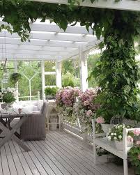 Far Bli Nagra Timmars Blompyssel Pa Verandan Ska Klippa Ur Torra Blommor V Decorar Patio Pequeno Decoracion Inglesa Terrazas Y Porches