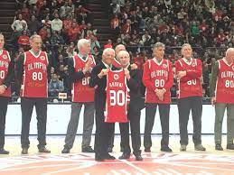 E' la maglia indossata dal capitano dell'olimpia, andrea cinciarini durante la stagione dello scudetto 2015/16. Olimpia Milano On Twitter Therealcoachdan Consegna La Maglia Al Sig Giorgio Armani Https T Co Hdggxqpd5l