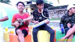 intro g em am d verse 1 g ada sebuah cerita em tentang aku dan dia am jumpa pertama ku dengannya d di satu sore yang cerah g singkat kata singkat cerita em ku berjalan dengannya am namun apa yang aku rasa d mungkinkah ini cinta c bm dan hatiku bayangkan dirimu am g mulai ada rindu dunia ku terhenti karena c bm kamu mungkin bisa jadi milikku. Download Pacaran Denganku Nikah Dengan Dia Lagu Pengamen Bikin Nangis In Mp4 And 3gp Codedwap