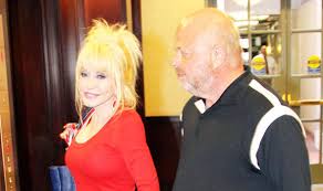 Dolly parton and carl dean met back in 1964 in an unlikely fashion. Dolly Parton Remarries Carl Dean After 50 Years 13 Crazy Facts About The Queen Of Country Music Entertainment Express Co Uk