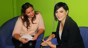 Türk halk müziği ses ve saz sanatçısı özlem özdil çok iyi derecede i̇ngilizce almanya ve iyi derecede fransızca bilmektedir. Dunya Kadinlar Gununde Ozlem Ozdil Ve Guler Duman Coskusu Belcika Emirdag Turk Tv