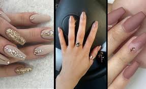 El rosa claro o color piel es ideal para las uñas de manos morenas porque manteniendo los colores neutros agrega un brillo femenino muy particular. Diseno De Unas Largas Para Morenas Decorados Para Unas