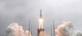 A rakéta elszabadult és jelenleg 90 percenként kerüli meg a földet és egyre közelebb érkezik a föld felszínéhez. Adre9bbpnfazm