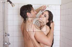 Nackt mann und frau in der liebe küssen in der dusche fototapete •  fototapeten wecken, multiethnischen, interracial | myloview.de