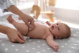 Das trinken der vormilch (kolostrum) regt beim kind die verdauung an und ermöglicht diese ausscheidung. Baby Gruner Stuhl Ist Gruner Stuhlgang Beim Baby Ein Grund Zur Sorge