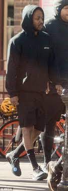 Kendrick lamar height 5 ft 6 in or 168 cm and weight 67 kg or 148 pounds. Kendrick Lamar Looks Downcast As He Steps Out In Sydney Daily Mail Online