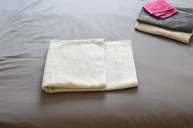 Comment Plier Vos Serviettes De Bain Selon Marie Kondo En 2020 Comment Plier Des Serviettes Serviette De Bain Pliage Serviette Salle De Bain