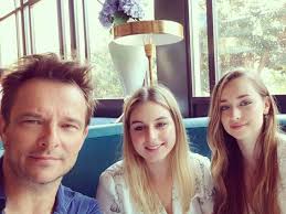L'occasion pour sa veuve laeticia hallyday de publier un émouvant message sur les réseaux sociaux. David Hallyday A 53 Ans Retour Ses Photos De Famille Les Plu Closer