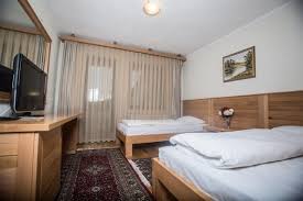 1 lift transports the guests. Hotel Borovi 4 Sjenica