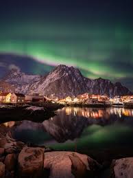 Wait, what? 🤯 These just have to be the fastest northern lights I've ever  seen. It's a real-time video. Enjoy! #lofoten #norway #aurora # northernlights #photographer