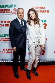 Среди них модель елена перминова, певица сати казанова, стилист александр рогов, а также дарья клюкина и лаура. Zhena Arkadiya Novikova Foto Vozrast Biografiya V Molodosti