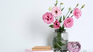 bloemen in een vaas zetten op