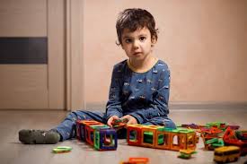 See more of autismus frühförderung on facebook. Kleiner Autistischer Junge Von Europaischem Aussehen Im Blauen Pyjama Spielt Einen Magnetkonstrukteur Auf Dem Boden In Seinem Zimmer Premium Foto