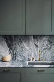 zo mooi staat een marmeren wand in een donkere keuken this is how beautiful a marble wall is in a dark kitchen donkere keuken home decor keuken keukenvloer