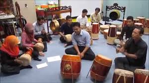 Gamelan selalu dimainkan oleh beberapa orang dengan beberapa alat musik berbeda dan dimainkan bersama seperti orchestra. Gendang Bertabuh Hulubalang Jr By Tanah Jawi