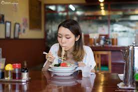らーめん勝 見附今町店 内山日芽花 らーめん女子 みんなの新潟新聞 らーめん 食事シーン ラーメン