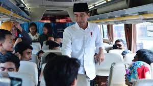 Mudik (oleh kbbi disinonimkan dengan istilah pulang kampung) adalah kegiatan perantau/pekerja migran untuk pulang ke kampung halamannya. Presiden Jokowi Ucapkan Selamat Mudik Untuk Rakyat Indonesia Dari Dalam Bus Tribunnews Com Mobile