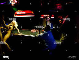 Acteurs porno rejouer une scène de viol sur une table de billard à Ventura,  Californie Photo Stock - Alamy